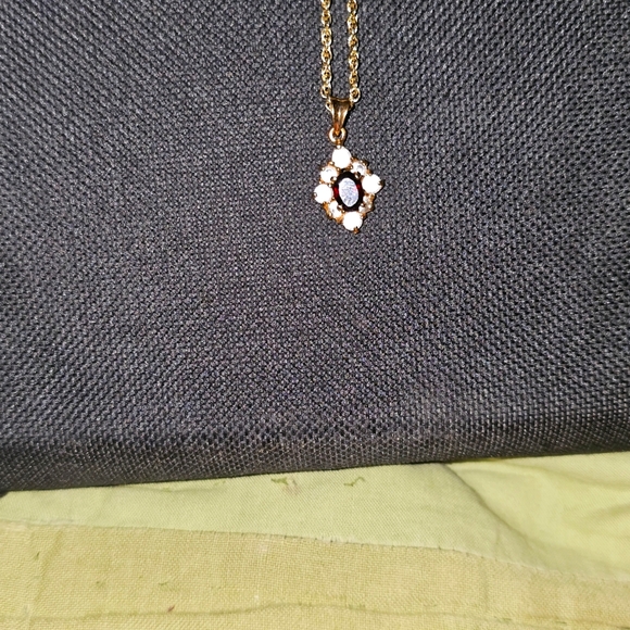 Certificate of authenticity Gold necklace/chain (16") w/ garnet & crystal charm. - Picture 4 of 6